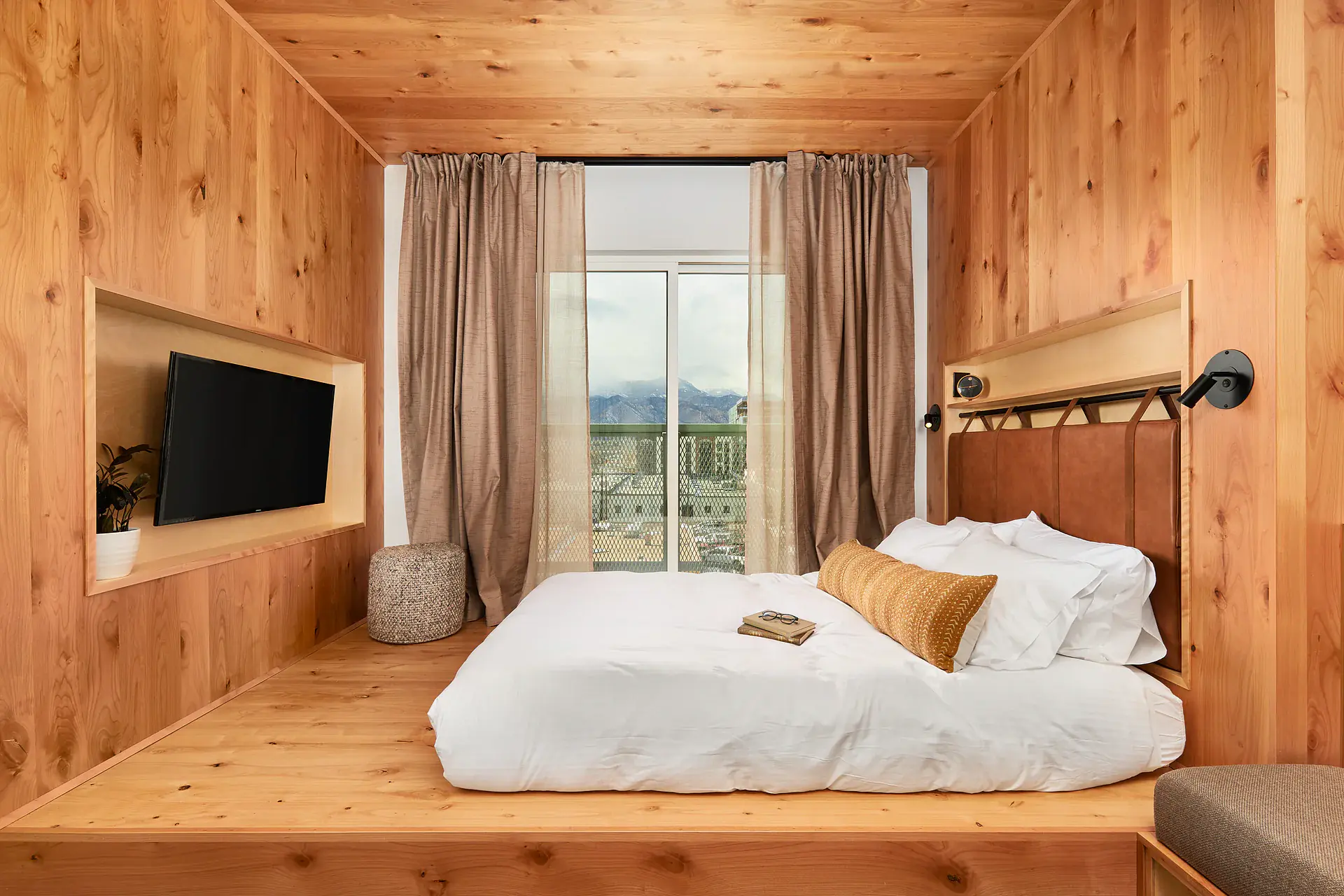 Mountain Jr. Queen Suite